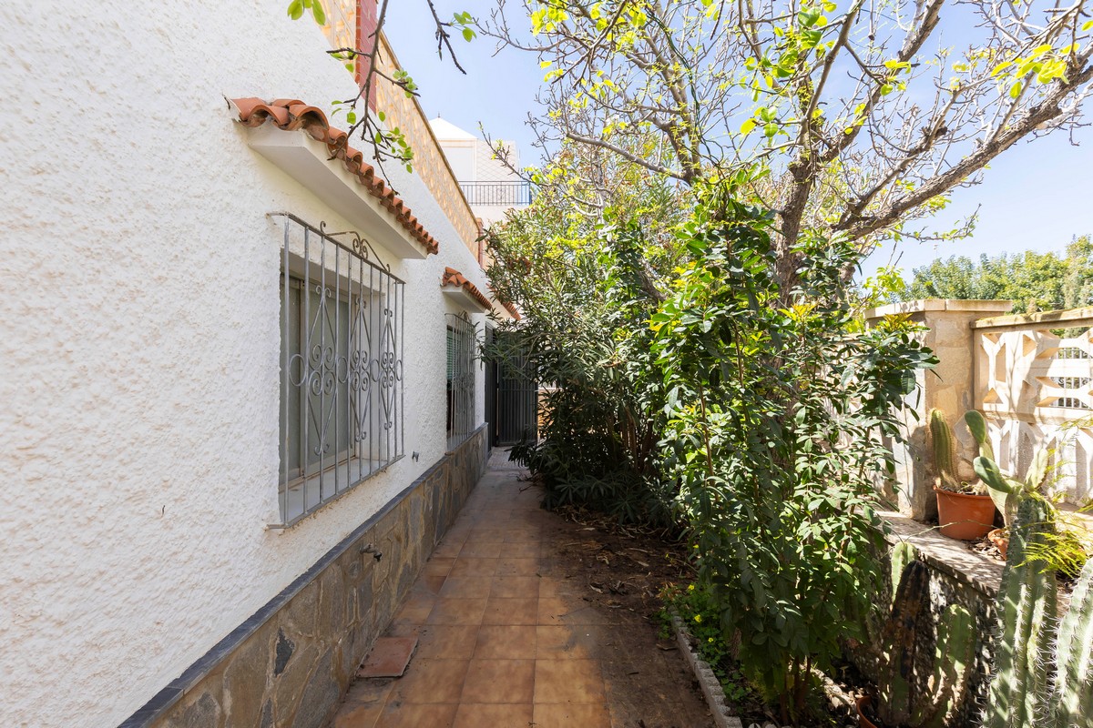 Villa con grande potenziale a Costacabana (Almería)