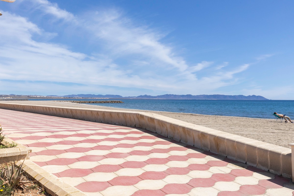 Villa con grande potenziale a Costacabana (Almería)