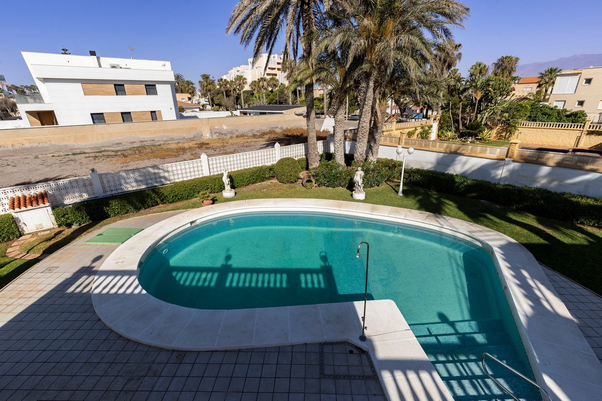 Spettacolare villa di 491 m² su un terreno di 1.480 m² - Ideale per due famiglie
