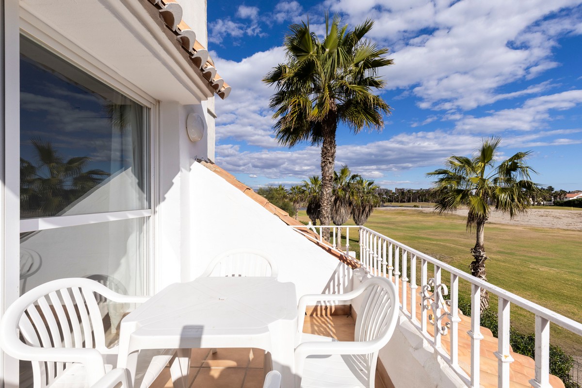 La vostra nuova casa vi aspetta al Complejo Golf Center! Vivere con stile e comfort