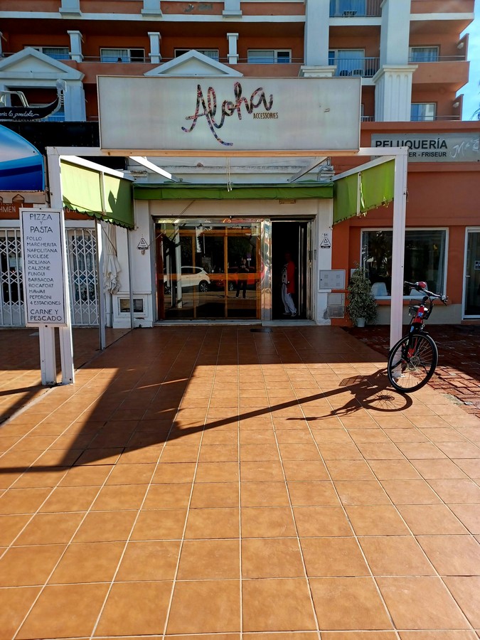 Local totalmente reformado ubicado en Avenida Playa Serena