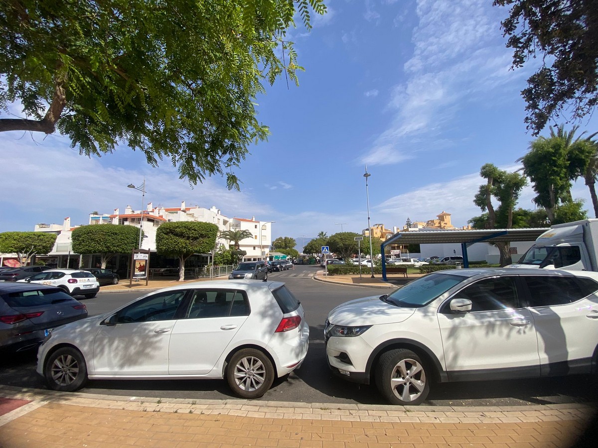 Local totalmente reformado ubicado en Avenida Playa Serena