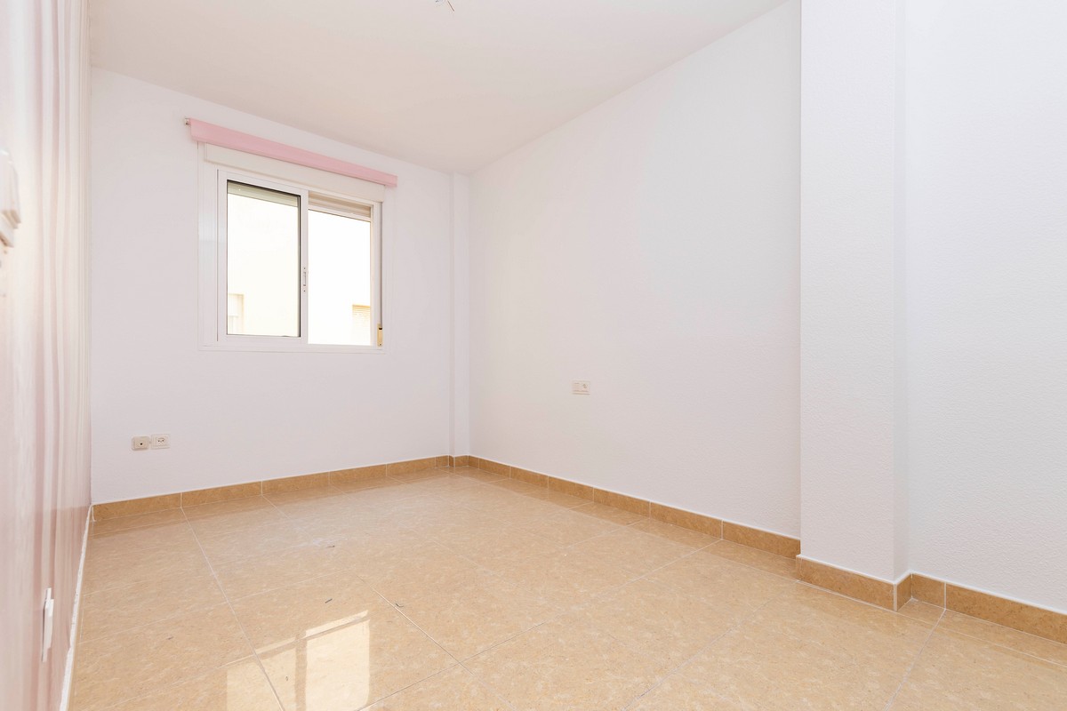 Spacious and comfortable 3-bedroom flat in the heart of Roquetas de Mar