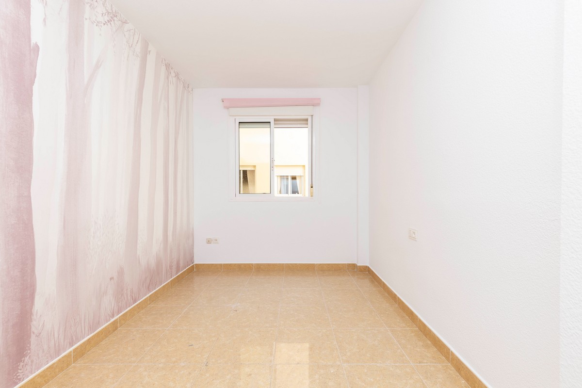 Spacious and comfortable 3-bedroom flat in the heart of Roquetas de Mar