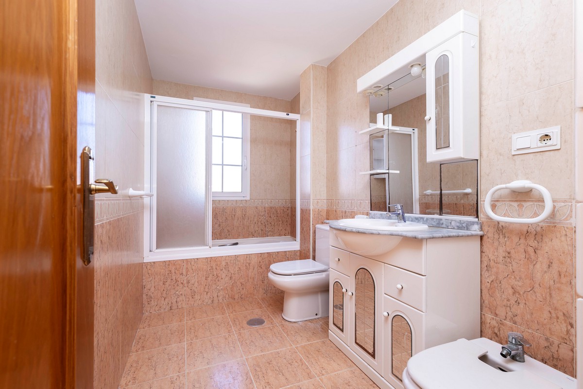 Spacious and comfortable 3-bedroom flat in the heart of Roquetas de Mar
