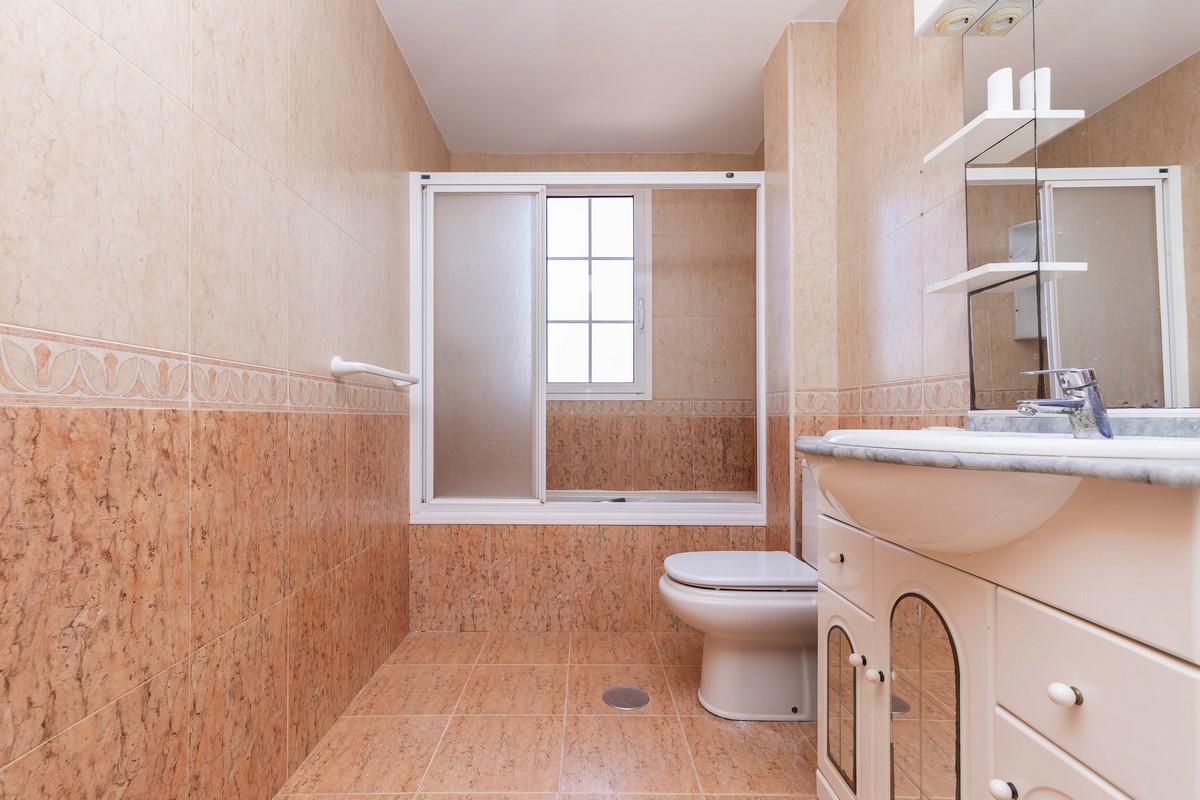 Spacious and comfortable 3-bedroom flat in the heart of Roquetas de Mar