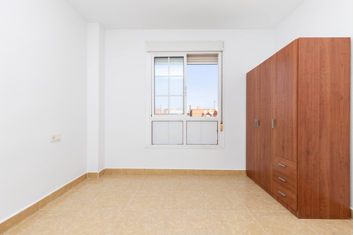 Spacious and comfortable 3-bedroom flat in the heart of Roquetas de Mar