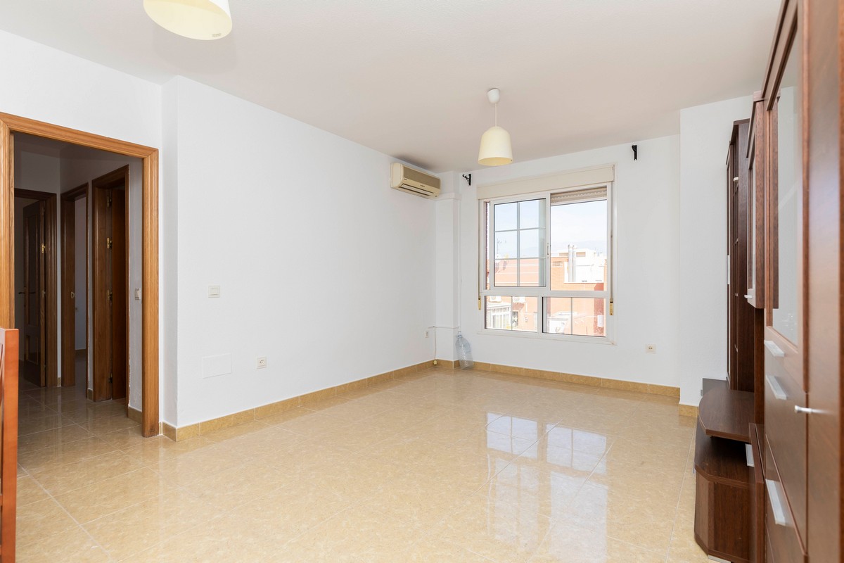 Spacious and comfortable 3-bedroom flat in the heart of Roquetas de Mar