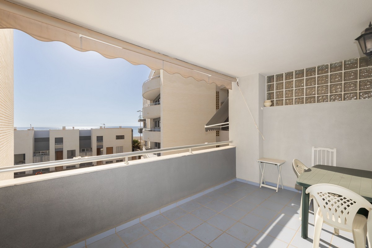 Ampio quadrilocale con vista mare sulla primea linea della spiaggia.