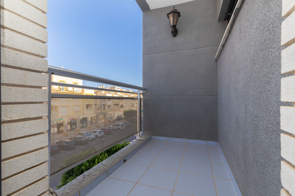 Ampio quadrilocale con vista mare sulla primea linea della spiaggia.