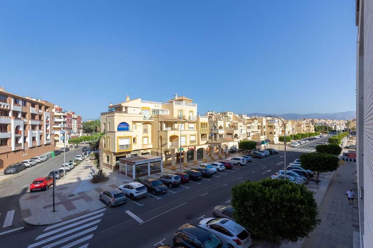 Ampio quadrilocale con vista mare sulla primea linea della spiaggia.