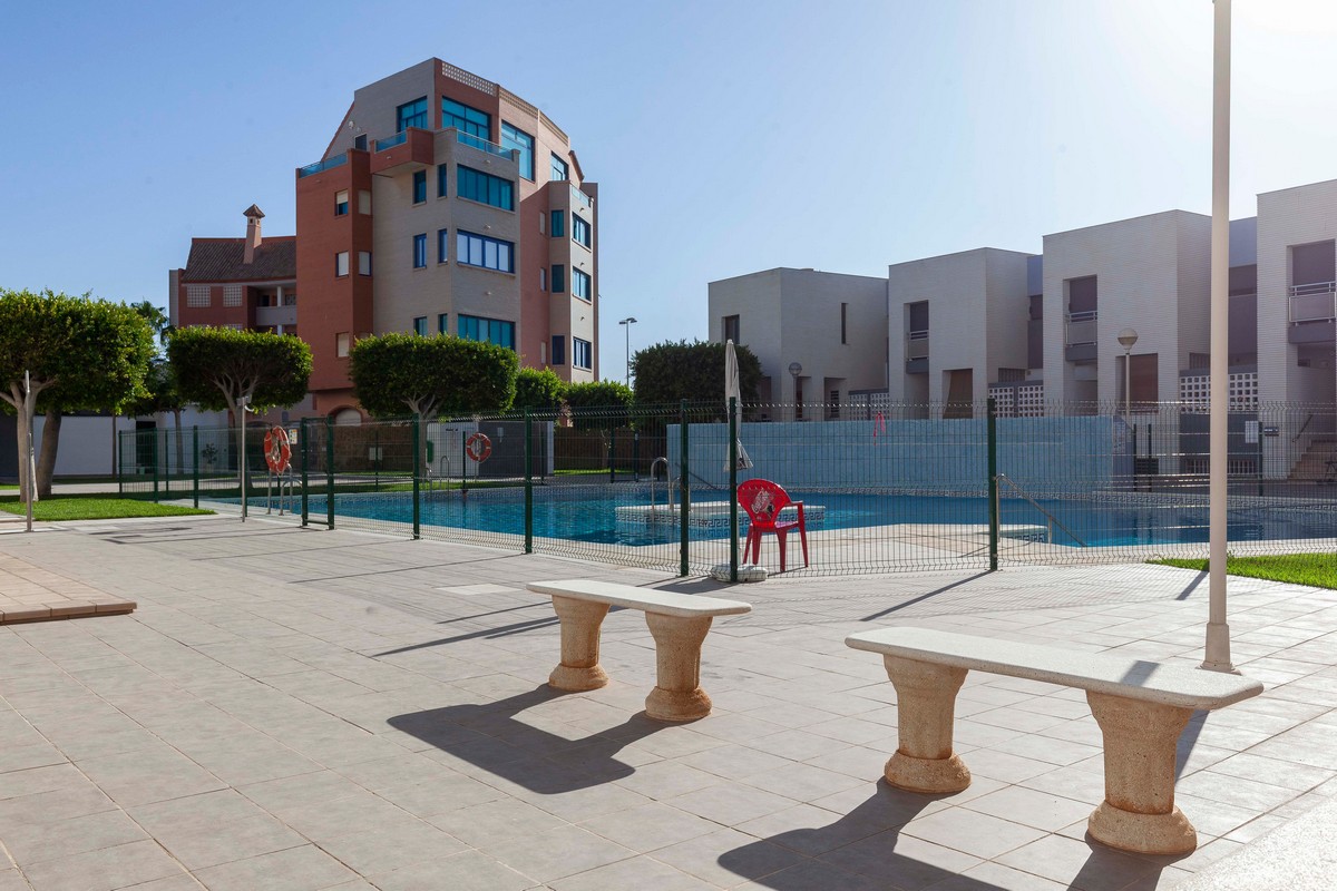 Ampio quadrilocale con vista mare sulla primea linea della spiaggia.