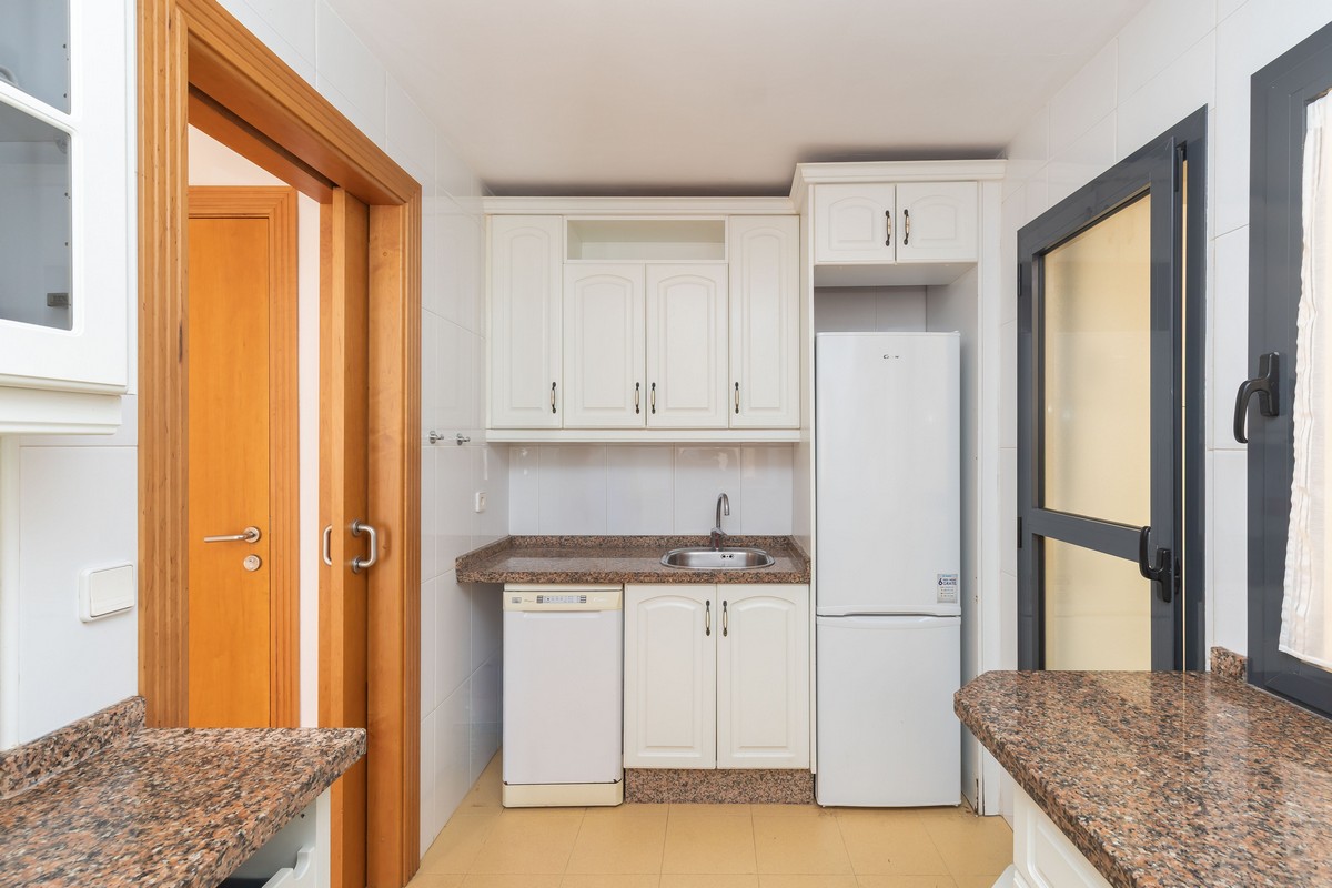 Ampio quadrilocale con vista mare sulla primea linea della spiaggia.