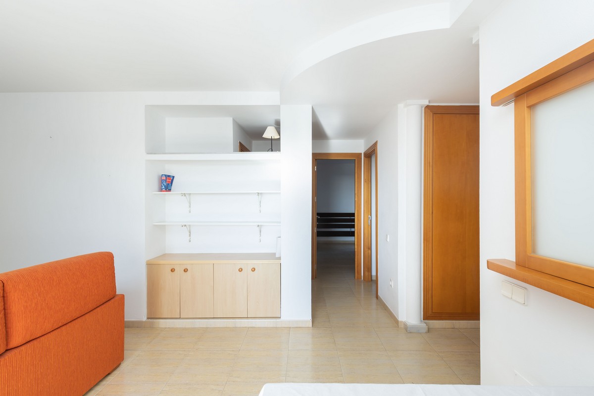 Ampio quadrilocale con vista mare sulla primea linea della spiaggia.