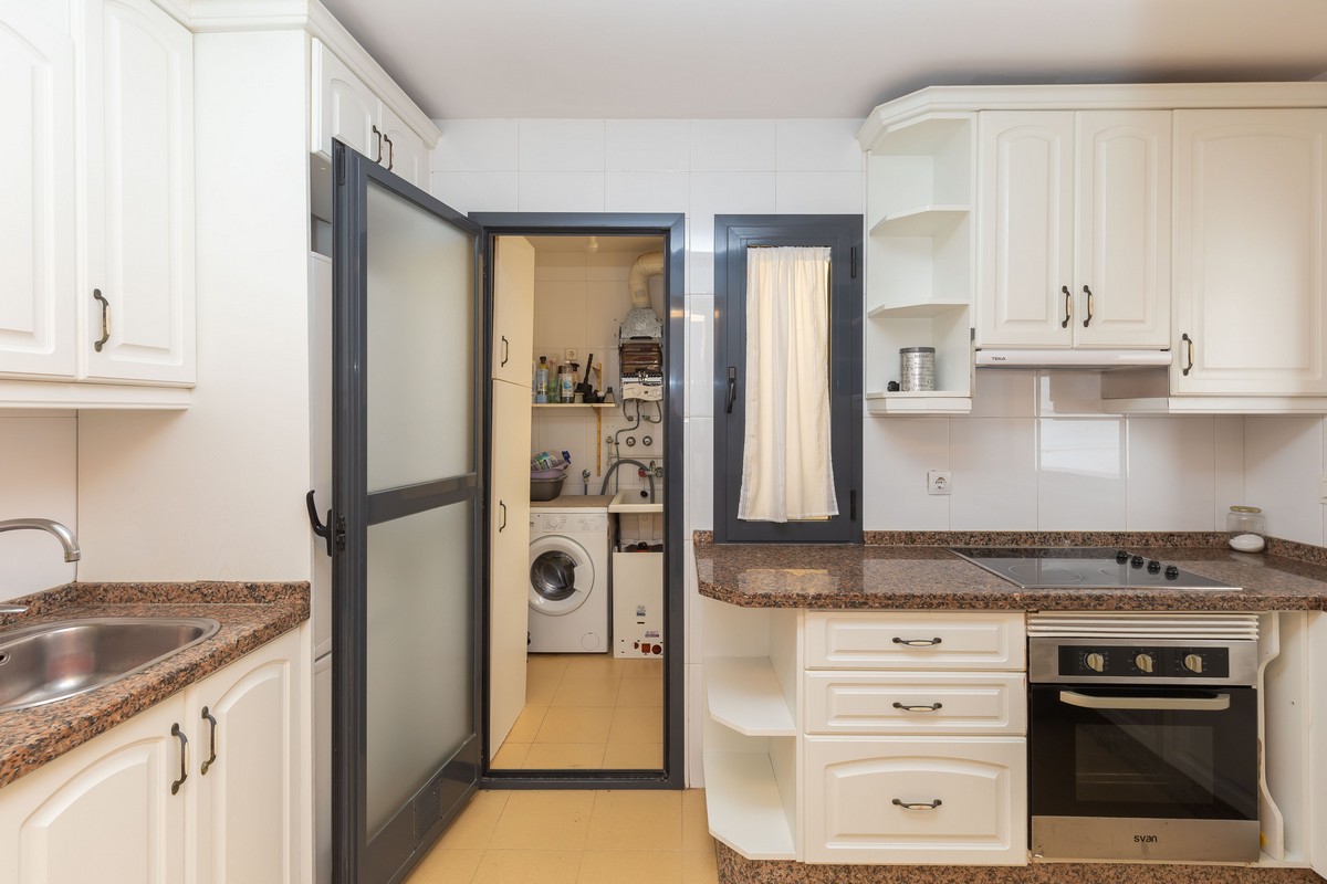 Ampio quadrilocale con vista mare sulla primea linea della spiaggia.