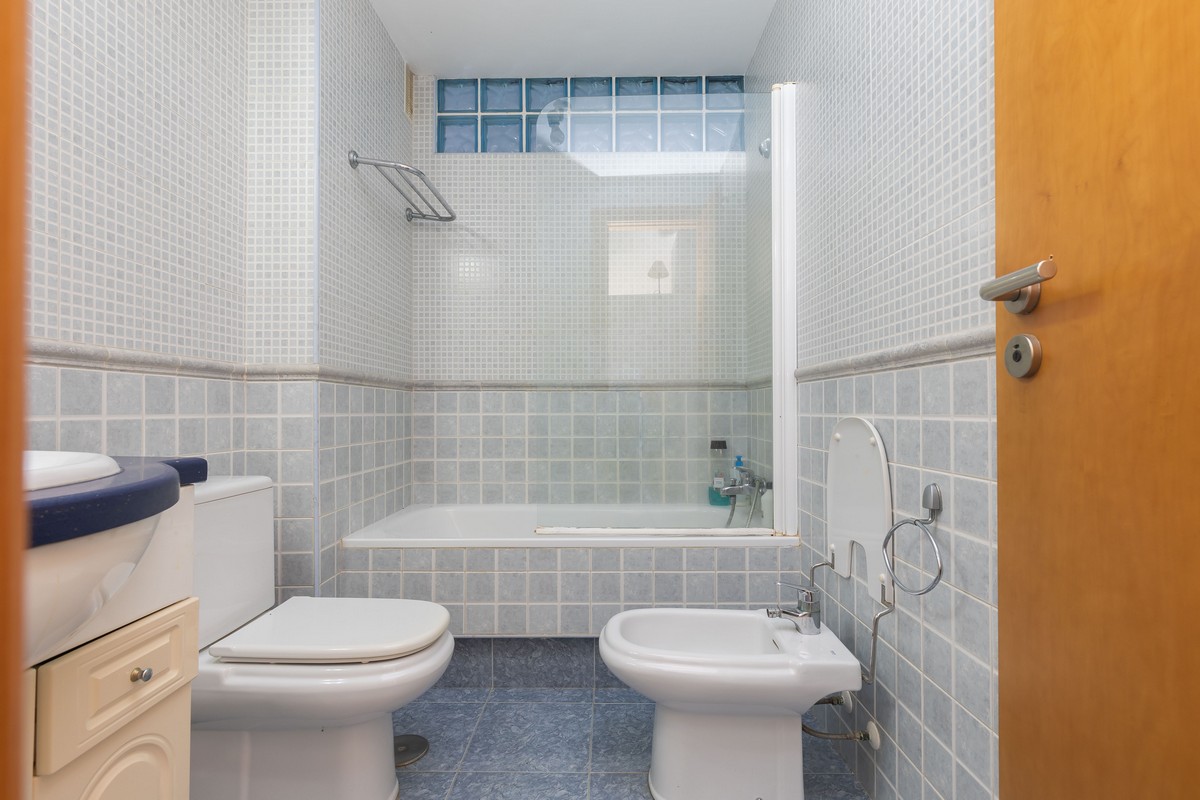 Ampio quadrilocale con vista mare sulla primea linea della spiaggia.