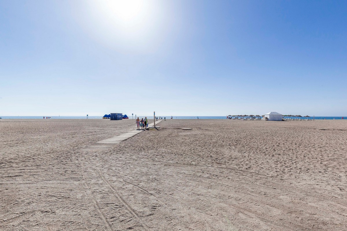 Ampio quadrilocale con vista mare sulla primea linea della spiaggia.