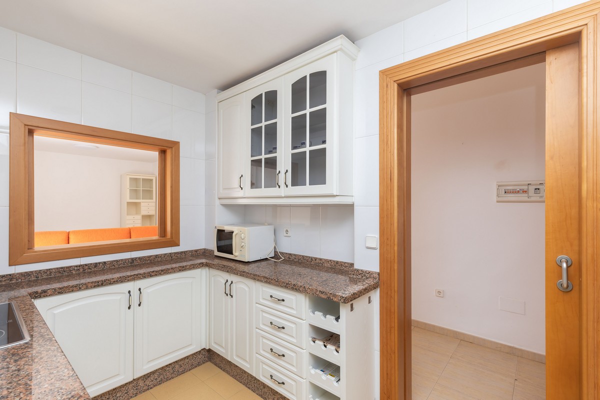 Ampio quadrilocale con vista mare sulla primea linea della spiaggia.