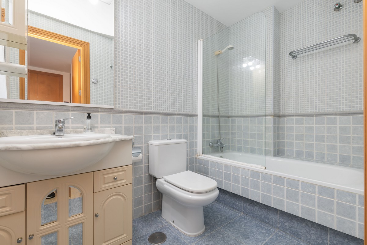 Ampio quadrilocale con vista mare sulla primea linea della spiaggia.