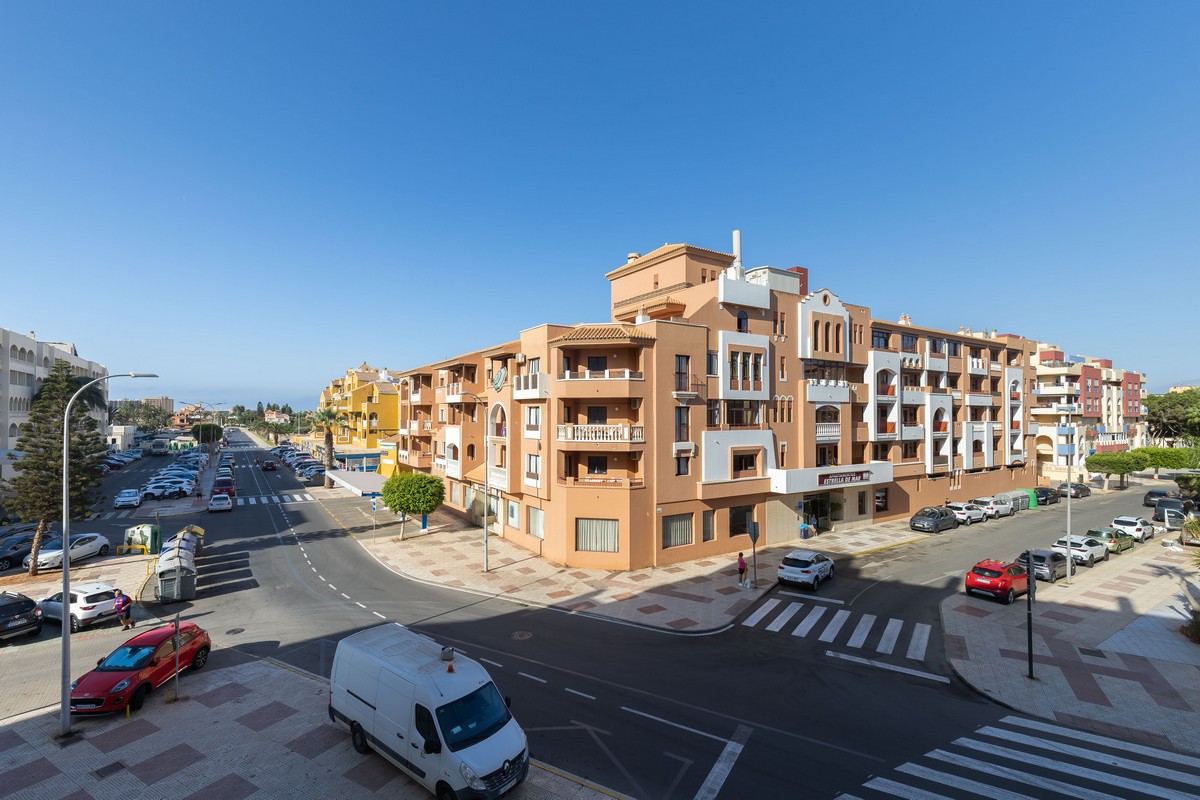 Ampio quadrilocale con vista mare sulla primea linea della spiaggia.