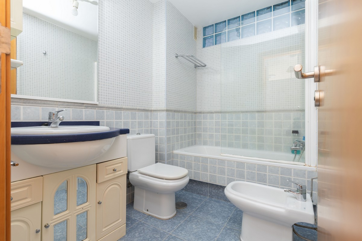 Ampio quadrilocale con vista mare sulla primea linea della spiaggia.