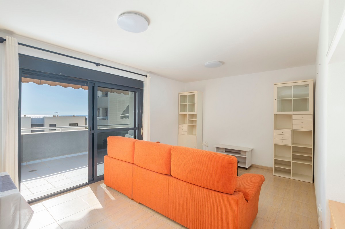 Ampio quadrilocale con vista mare sulla primea linea della spiaggia.