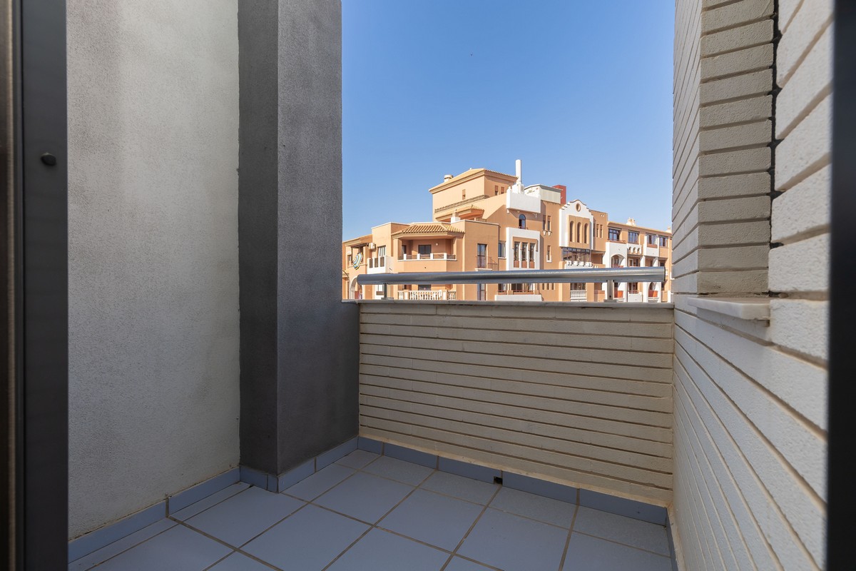 Ampio quadrilocale con vista mare sulla primea linea della spiaggia.