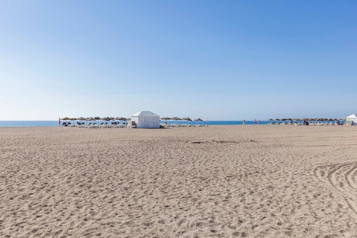 Ampio quadrilocale con vista mare sulla primea linea della spiaggia.