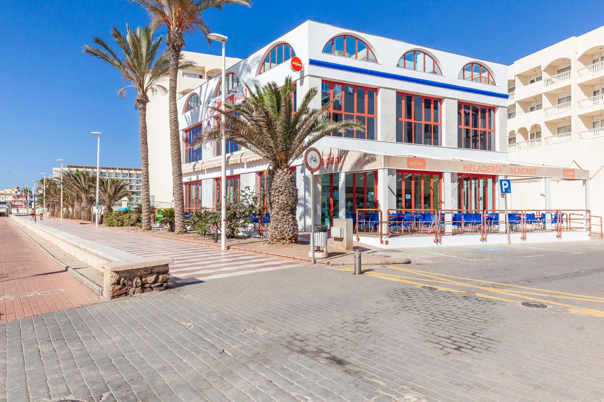 Ampio quadrilocale con vista mare sulla primea linea della spiaggia.