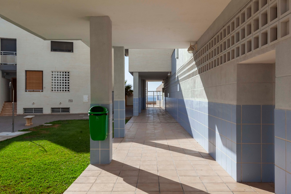 Ampio quadrilocale con vista mare sulla primea linea della spiaggia.