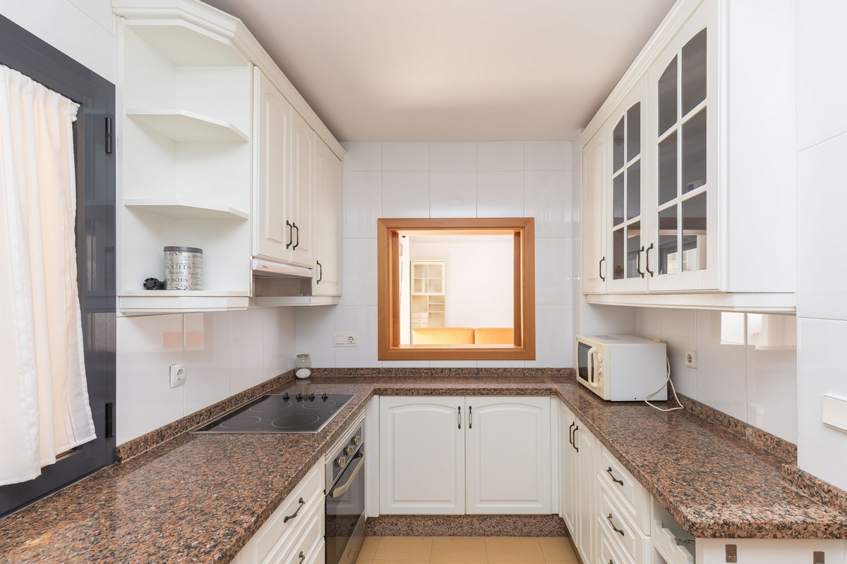 Ampio quadrilocale con vista mare sulla primea linea della spiaggia.