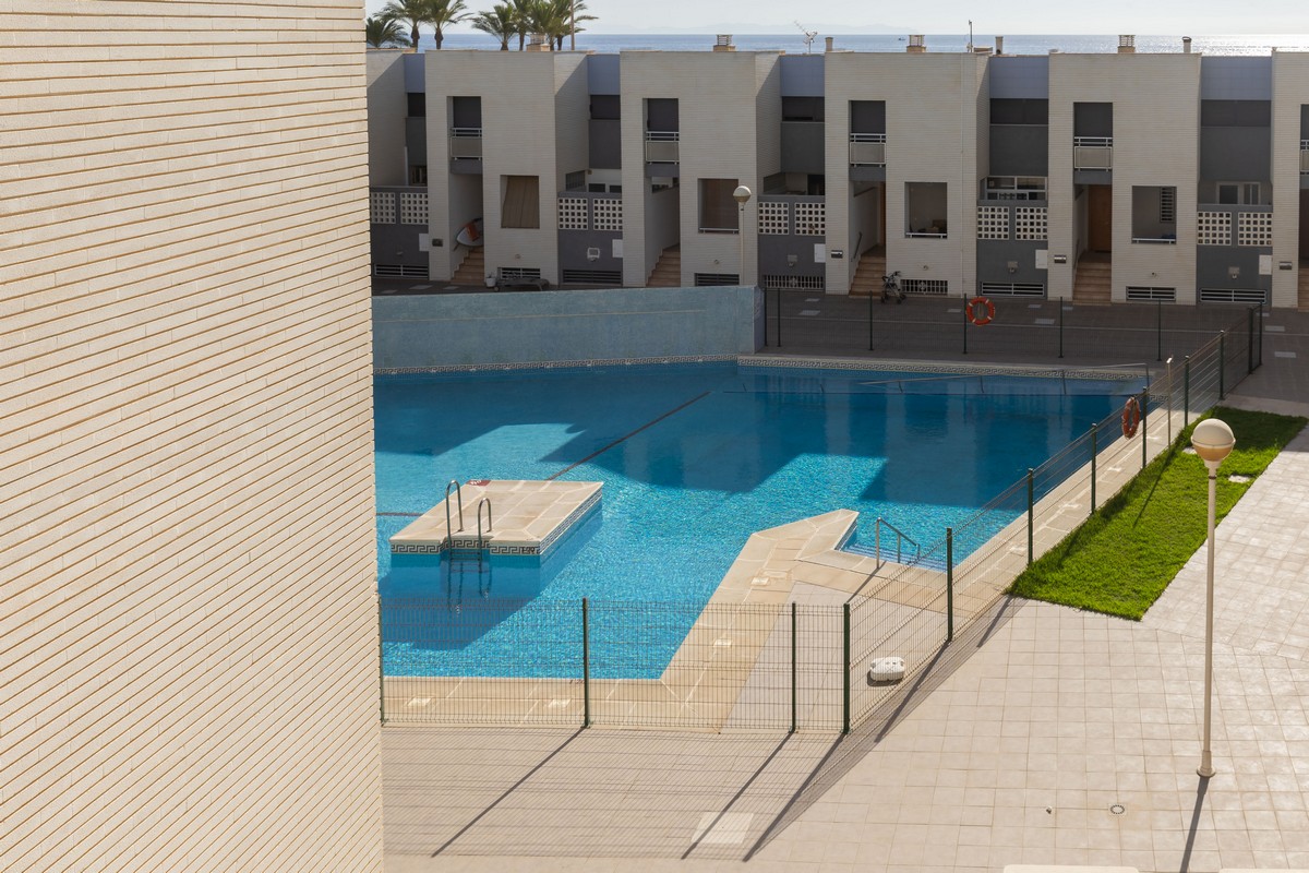 Ampio quadrilocale con vista mare sulla primea linea della spiaggia.