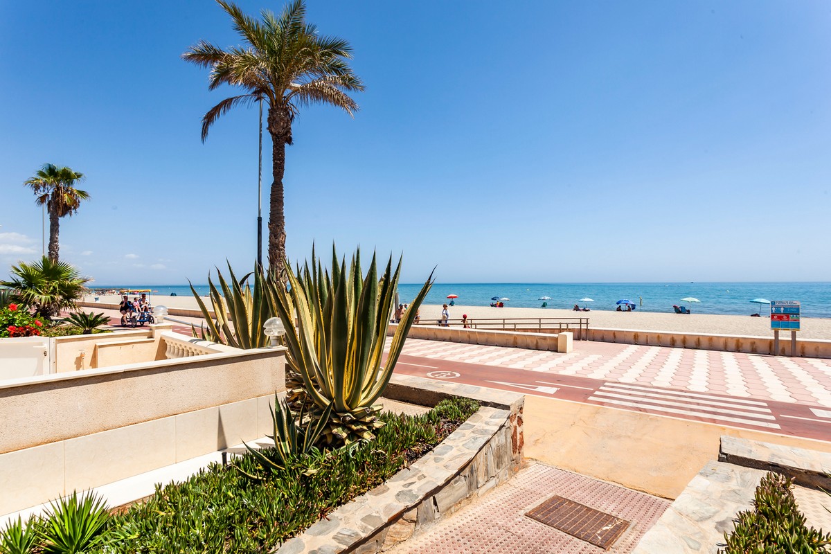 Villetta a schiera, complesso "Club Tropicana", 1ª linea di spiaggia