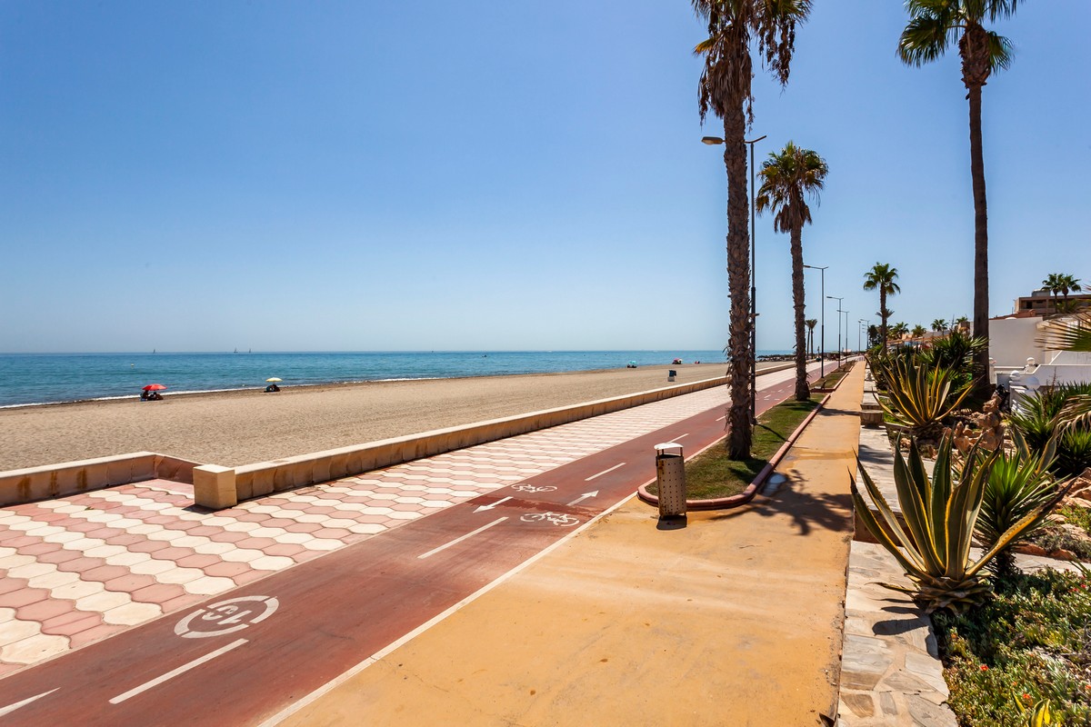 Villetta a schiera, complesso "Club Tropicana", 1ª linea di spiaggia