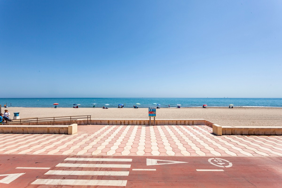 Villetta a schiera, complesso "Club Tropicana", 1ª linea di spiaggia