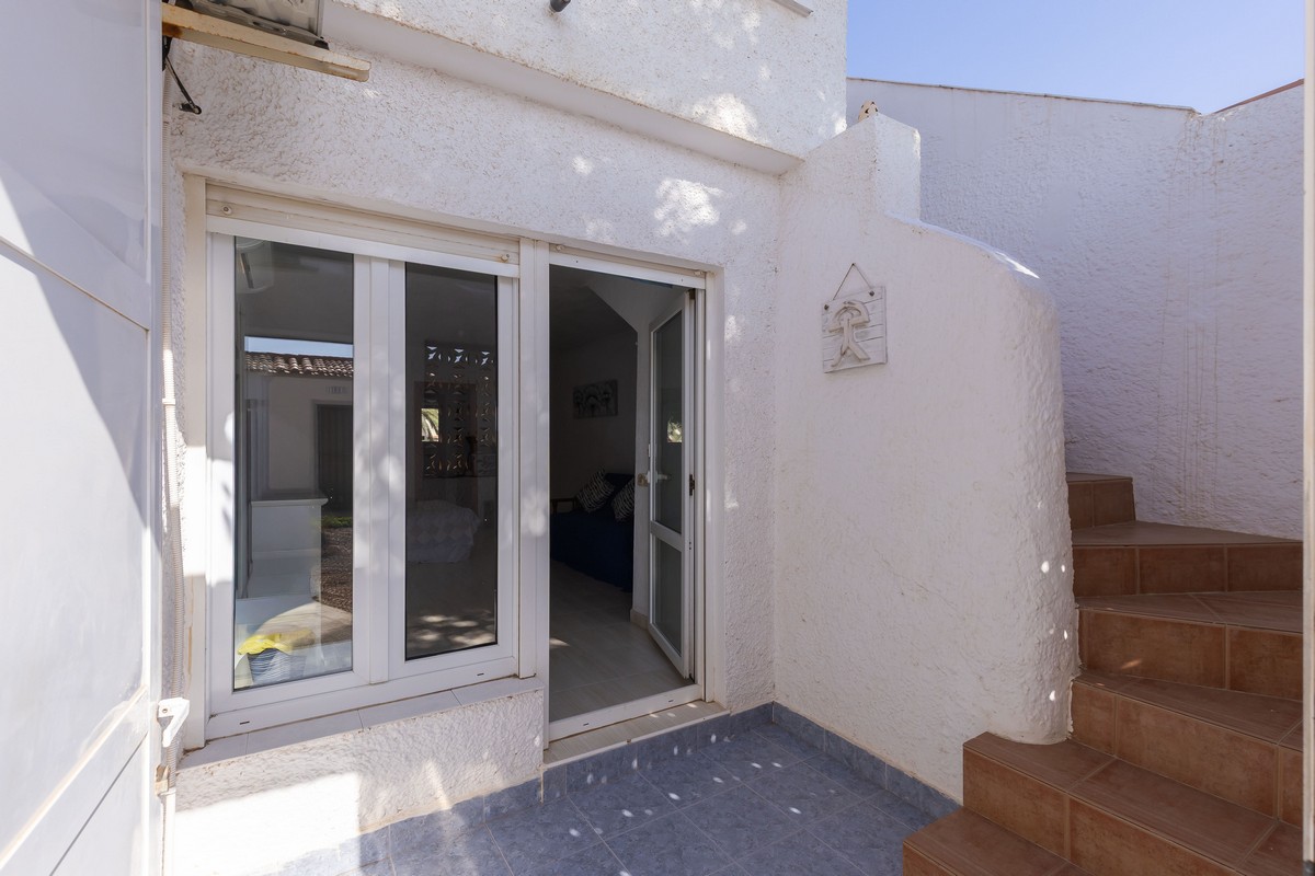 Villetta a schiera, complesso "Club Tropicana", 1ª linea di spiaggia
