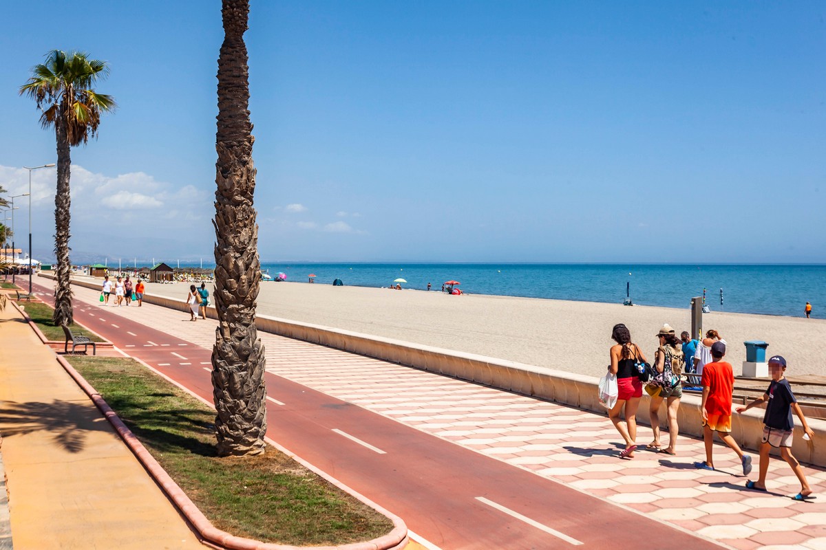 Villetta a schiera, complesso "Club Tropicana", 1ª linea di spiaggia