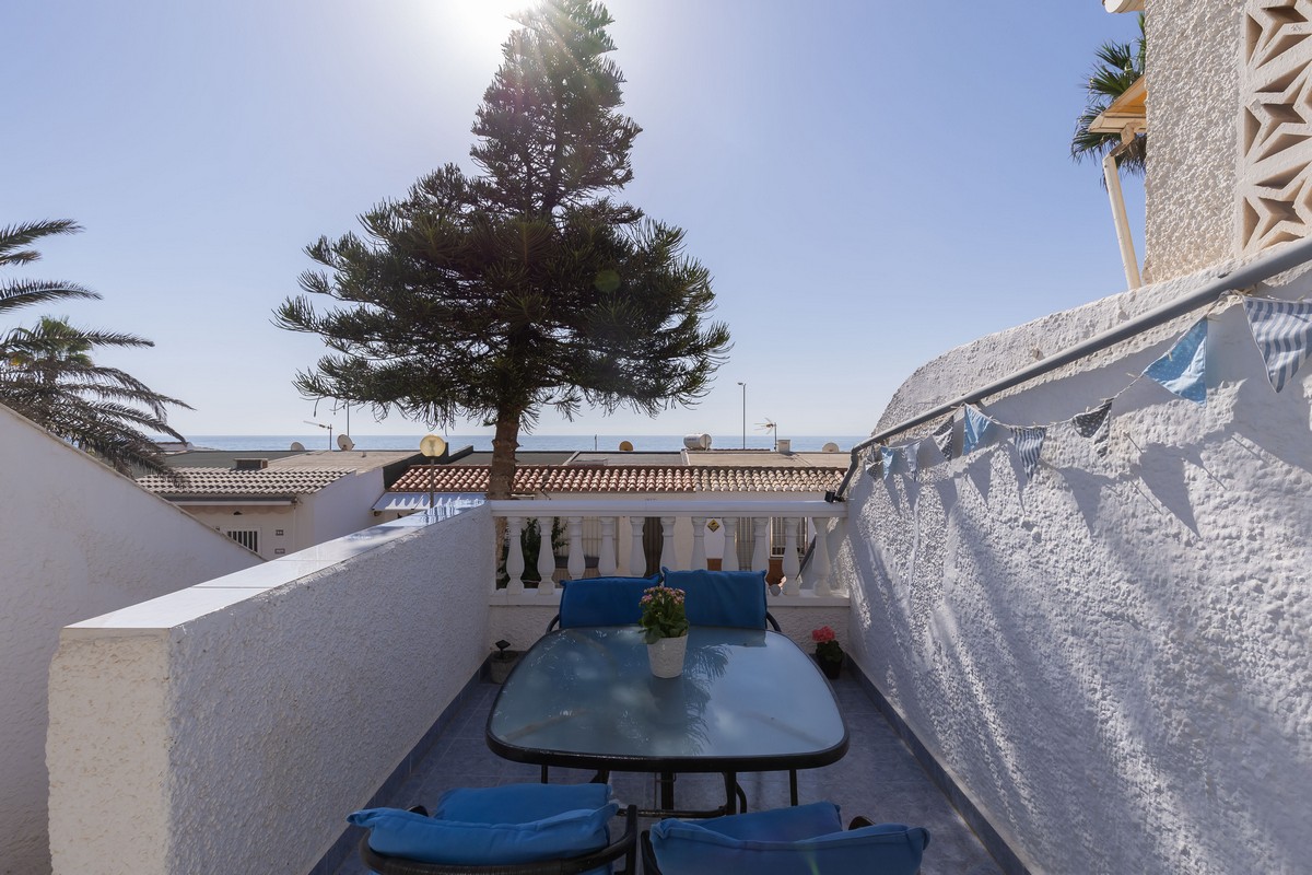 Villetta a schiera, complesso "Club Tropicana", 1ª linea di spiaggia