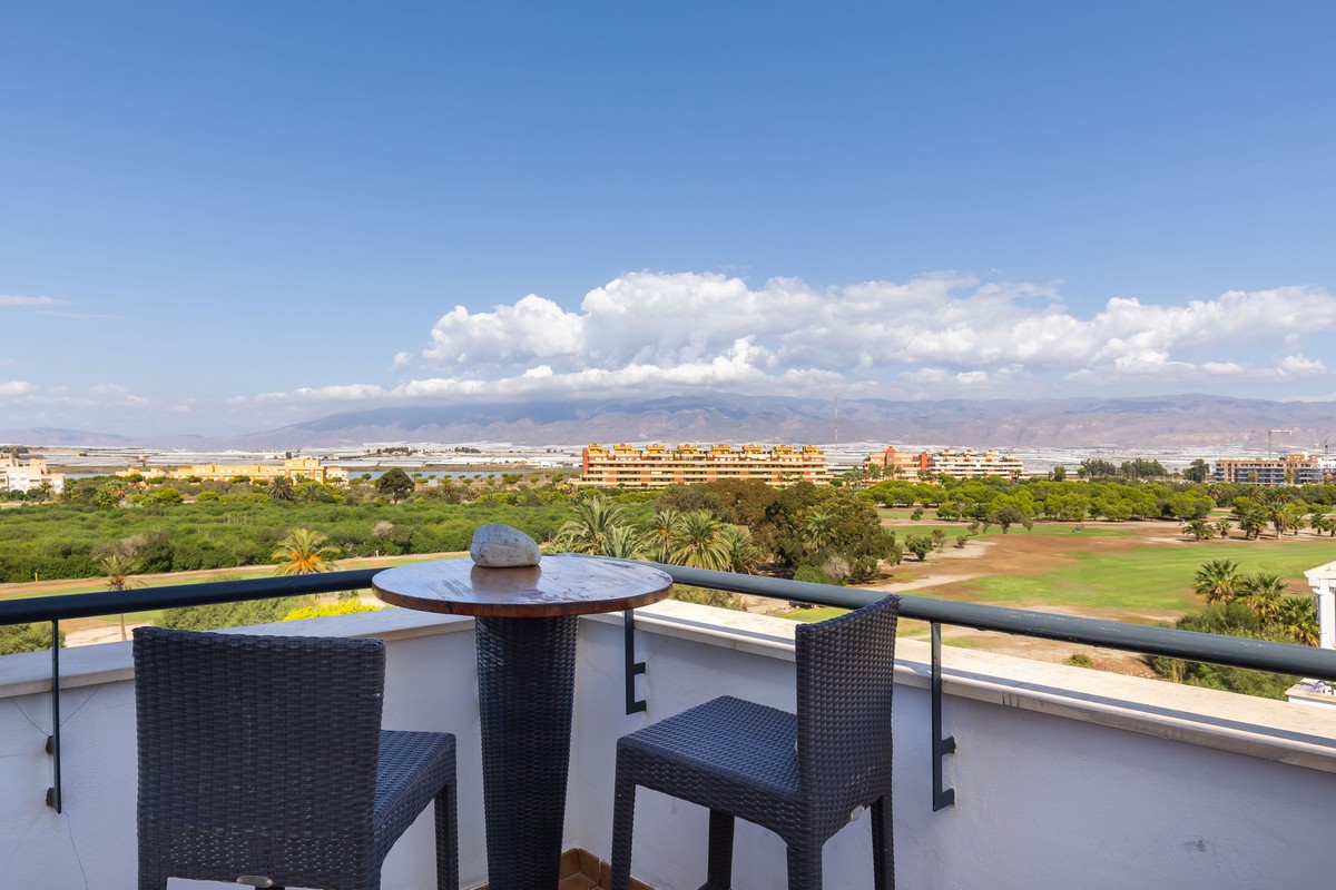 Impresionante ático en el complejo Agua Serena, 2ª línea de playa