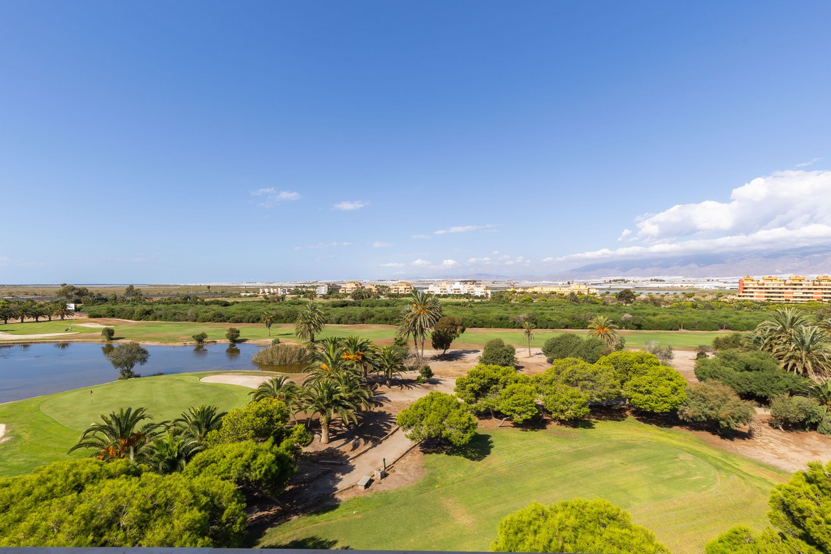 Impresionante ático en el complejo Agua Serena, 2ª línea de playa