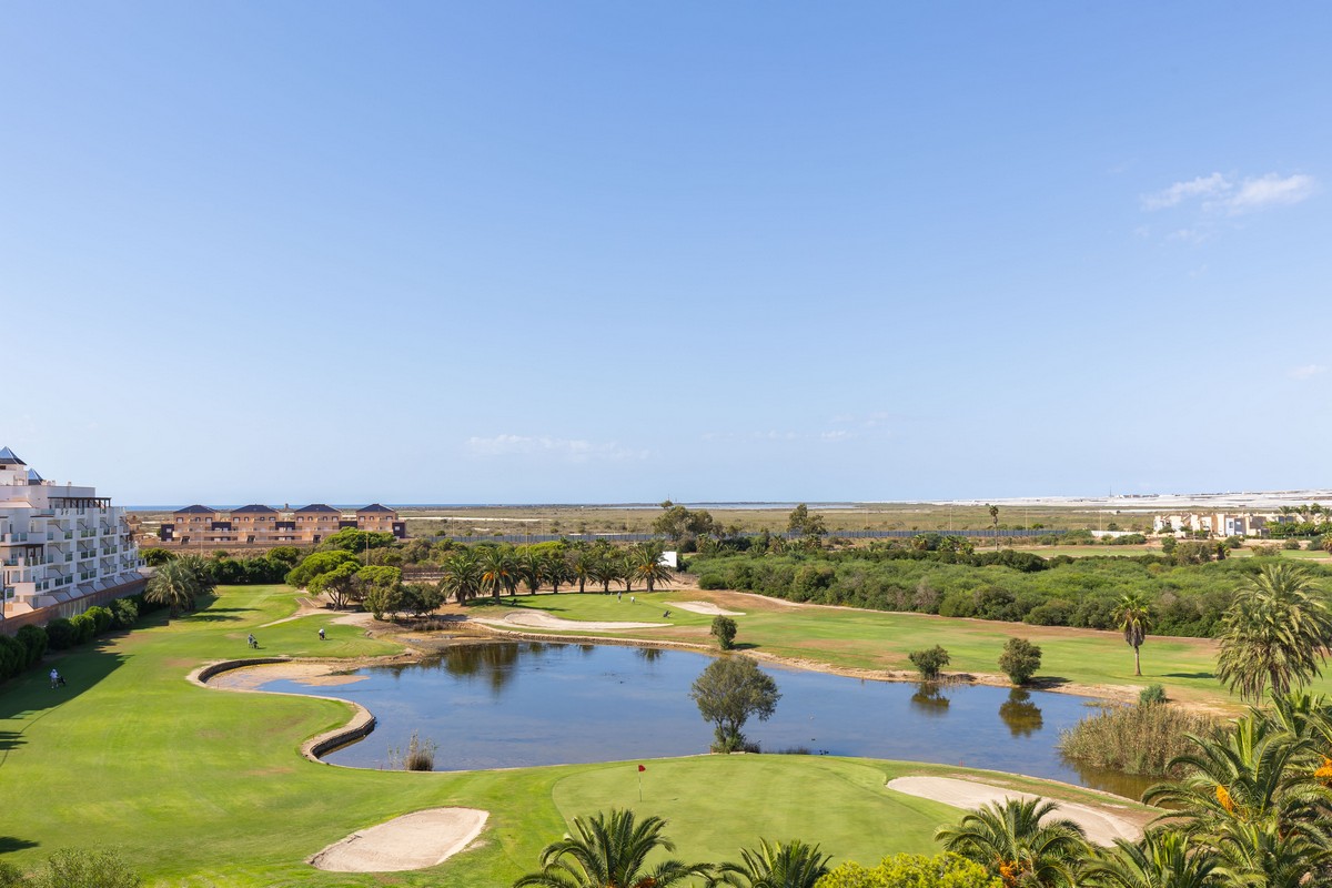 Impresionante ático en el complejo Agua Serena, 2ª línea de playa