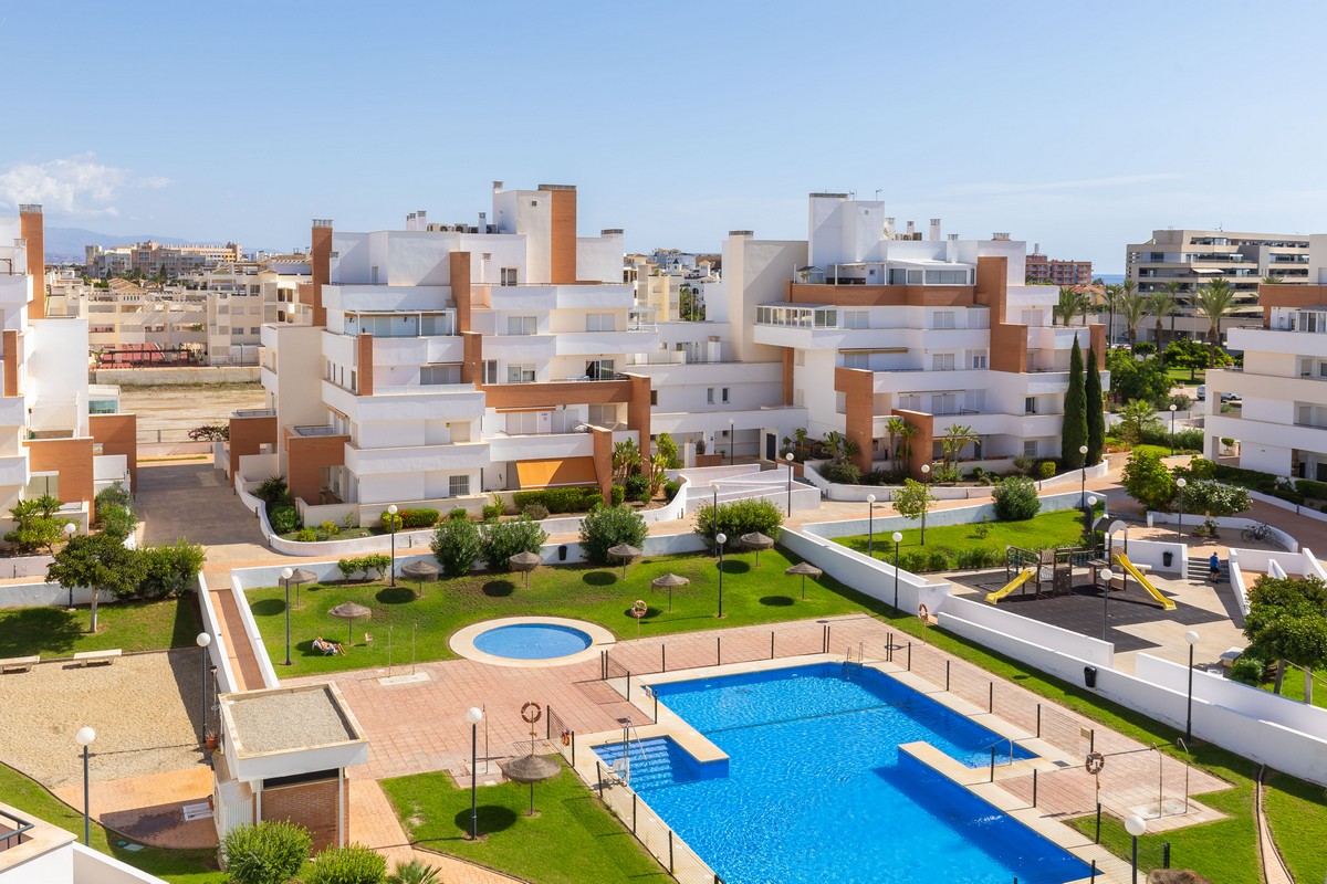 Impresionante ático en el complejo Agua Serena, 2ª línea de playa