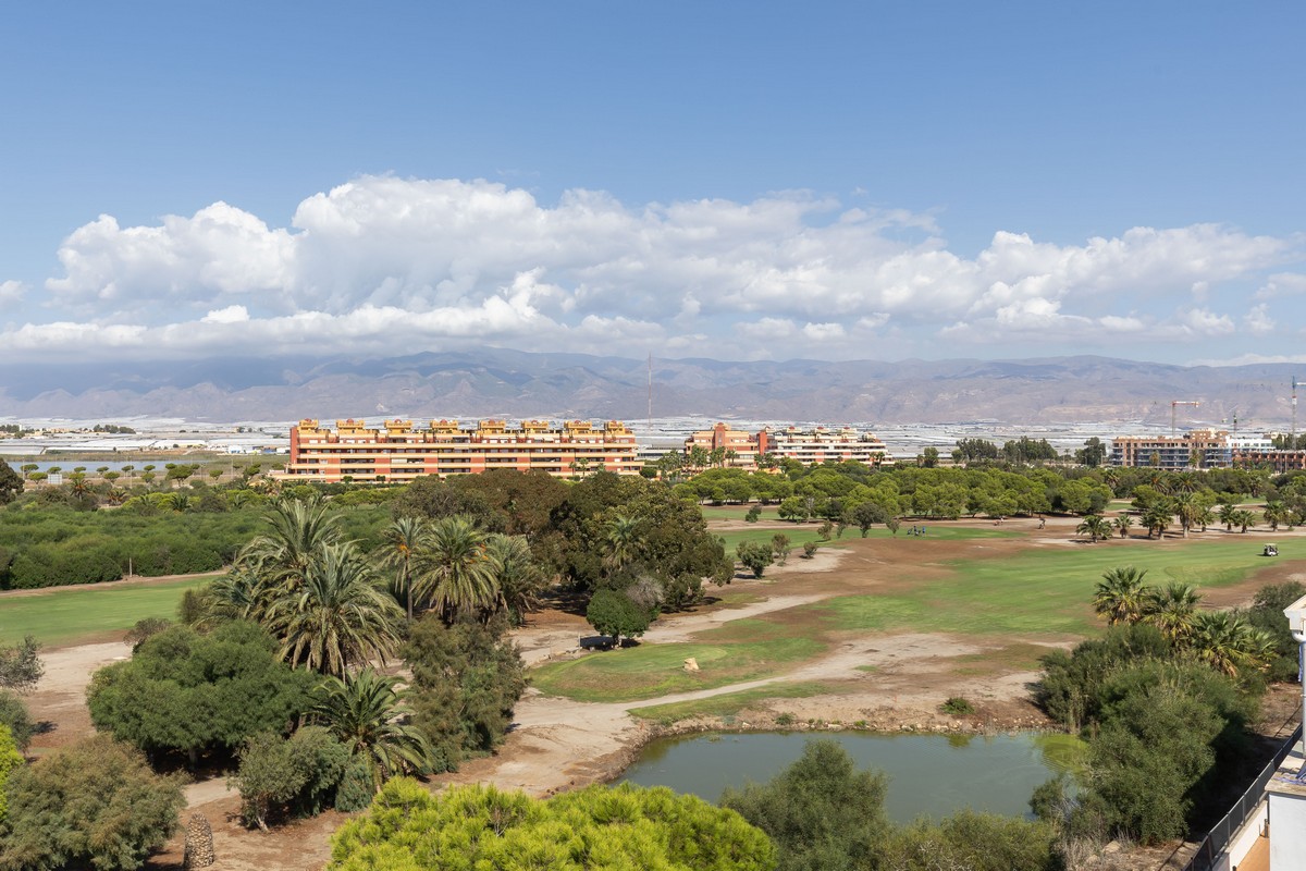 Impresionante ático en el complejo Agua Serena, 2ª línea de playa