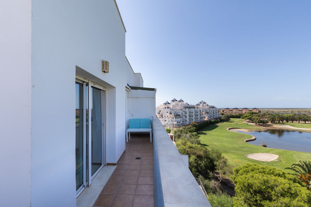 Impresionante ático en el complejo Agua Serena, 2ª línea de playa