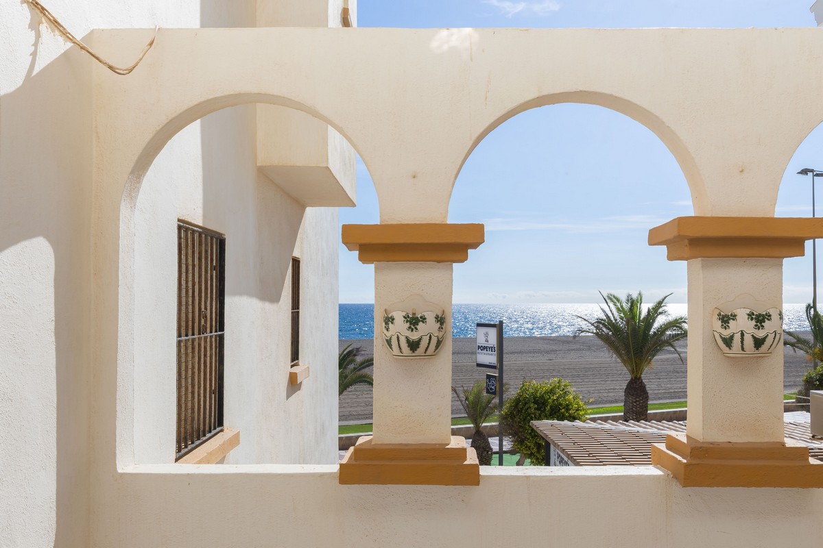 Complejo Las Alondras, 1ª línea de playa, Playa de la Bajadilla