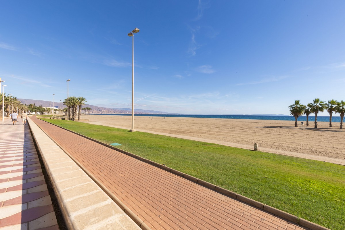 Complejo Las Alondras, 1ª línea de playa, Playa de la Bajadilla