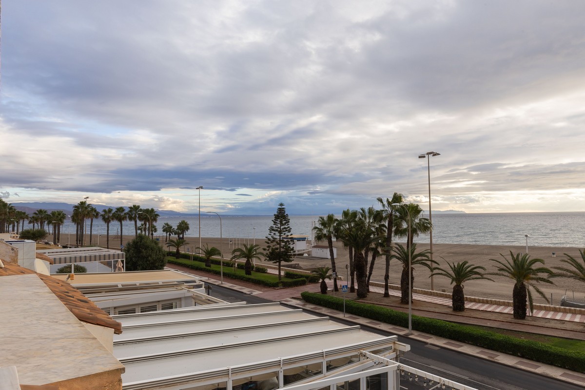 Ático frente al mar, Playa de la Bajadilla, Urb. Roquetas de Mar