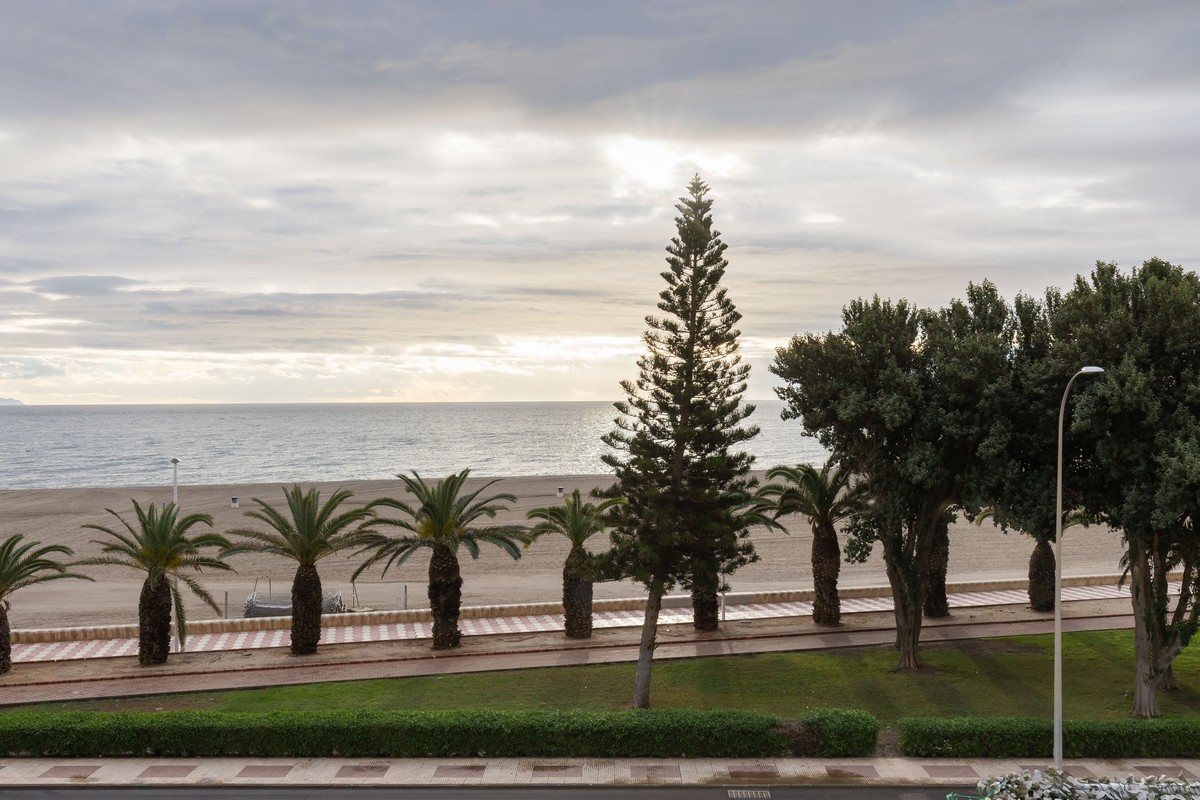 Ático frente al mar, Playa de la Bajadilla, Urb. Roquetas de Mar
