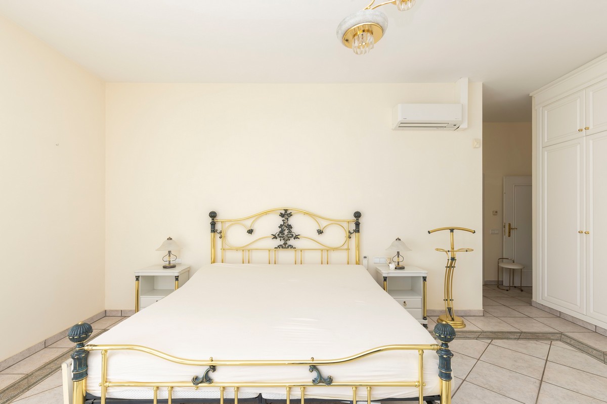 Extraordinary detached villa with independent flat and sea views