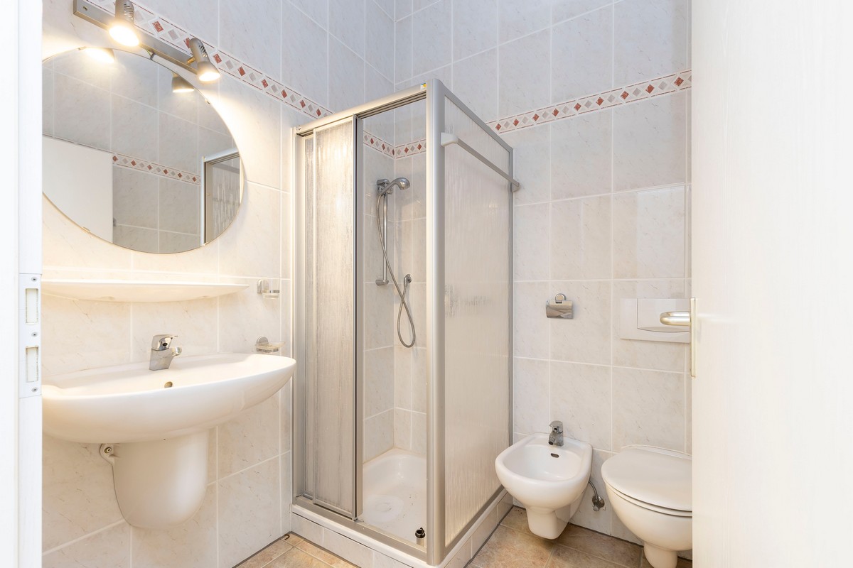 Extraordinary detached villa with independent flat and sea views